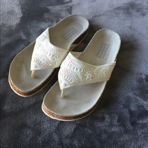 Arizona Women’s White Thong Sandals size 7.5